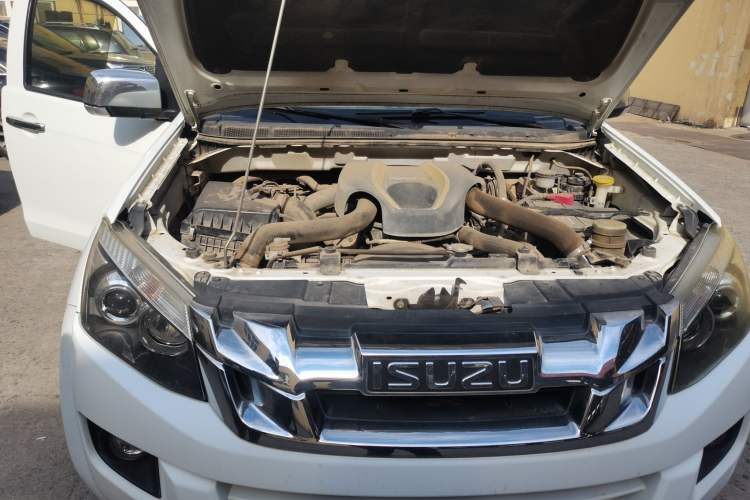 Used Isuzu D-MAX 2015 2.5T Two-Wheel Drive Manual High-Performance Base Version 4JK1 Engine Bay Right