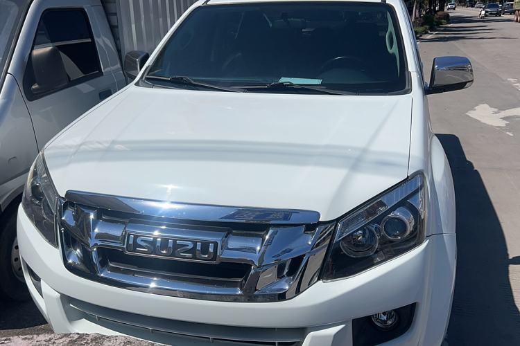 Used Isuzu D-MAX 2015 2.5T Four-Wheel Drive Automatic Ultra-Luxury Version 4JK1 Exterior 2