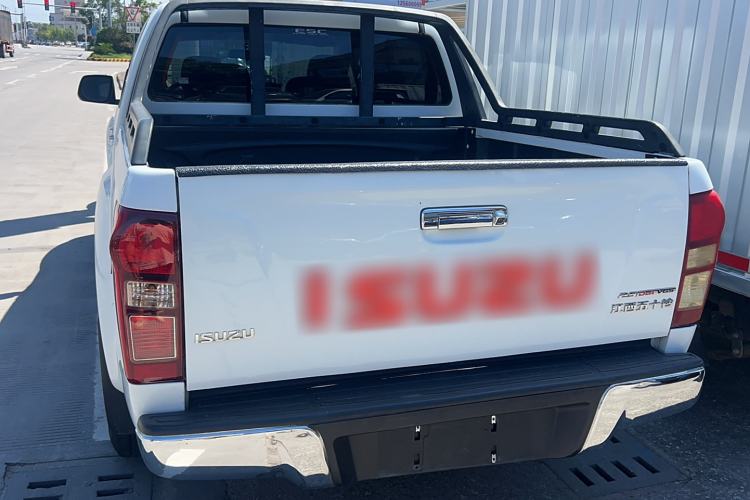 Used Isuzu D-MAX 2015 2.5T Four-Wheel Drive Automatic Ultra-Luxury Version 4JK1 Exterior 4