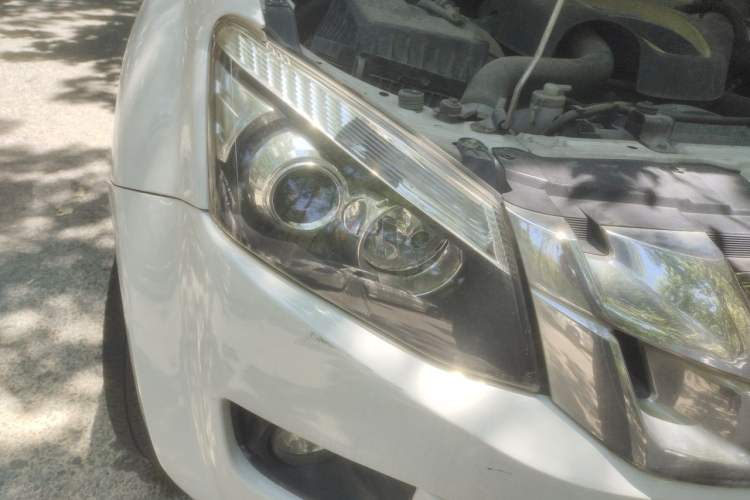Used Isuzu D-MAX 2015 2.5T Two-Wheel Drive Automatic High-Performance Elite Version 4JK1 Exterior 6