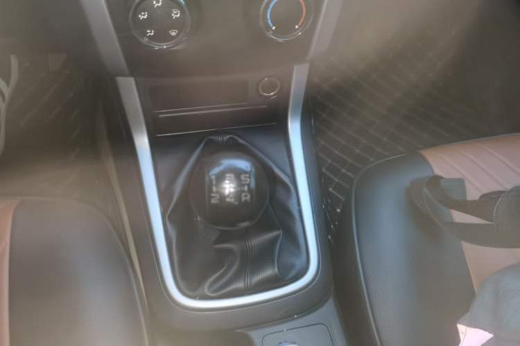 Used Isuzu D-MAX 2015 2.5T Two-Wheel Drive Manual High-Performance Base Version 4JK1 Gear Lever