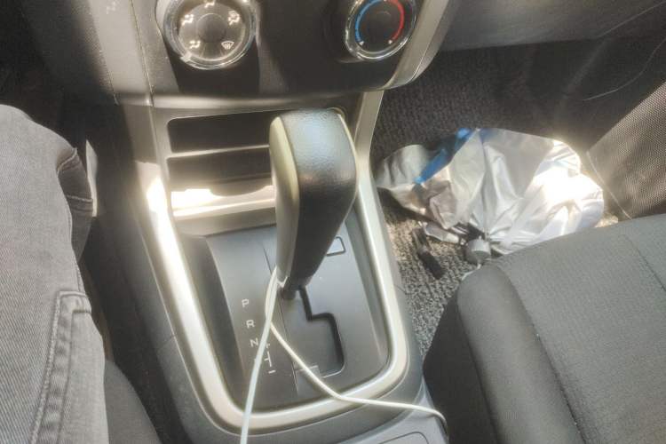 Used Isuzu D-MAX 2015 2.5T Two-Wheel Drive Automatic High-Performance Elite Version 4JK1 Gear Lever