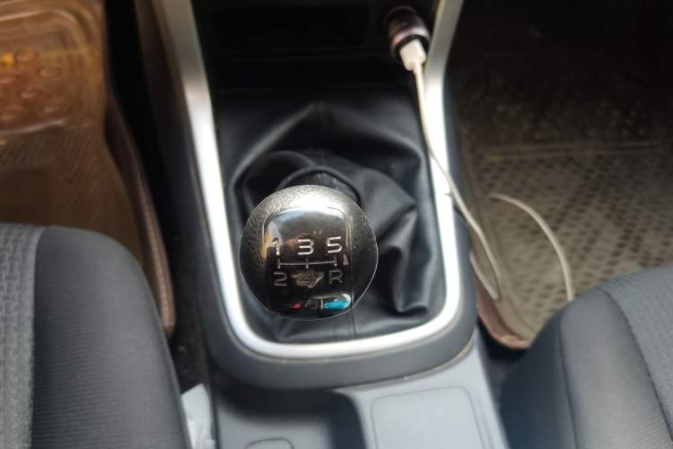 Used Isuzu D-MAX 2015 2.5T Two-Wheel Drive Manual High-Performance Base Version 4JK1 Gear Lever