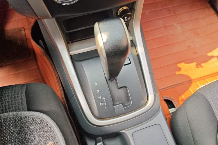 Used Isuzu D-MAX 2015 2.5T Two-Wheel Drive Automatic High-Performance Elite Version 4JK1 Gear Lever