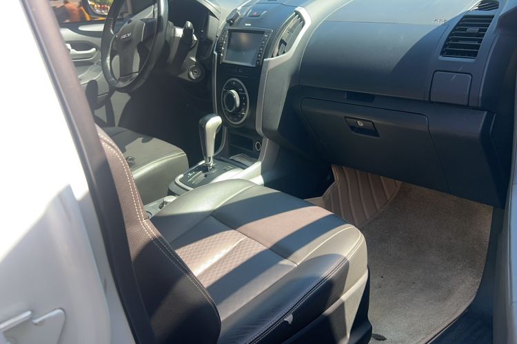 Used Isuzu D-MAX 2015 2.5T Four-Wheel Drive Automatic Ultra-Luxury Version 4JK1 Interior 1