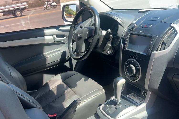 Used Isuzu D-MAX 2015 2.5T Four-Wheel Drive Automatic Ultra-Luxury Version 4JK1 Interior 2