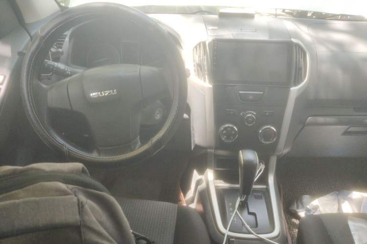 Used Isuzu D-MAX 2015 2.5T Two-Wheel Drive Automatic High-Performance Elite Version 4JK1 Interior 2