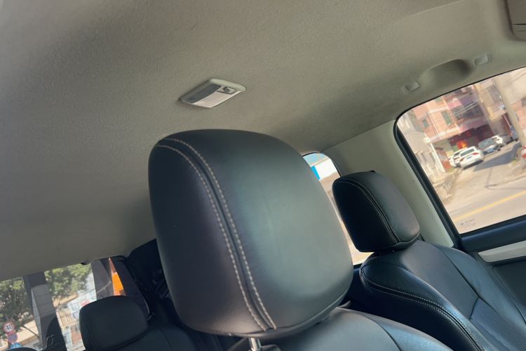 Used Isuzu D-MAX 2015 2.5T Four-Wheel Drive Automatic Ultra-Luxury Version 4JK1 Interior 3