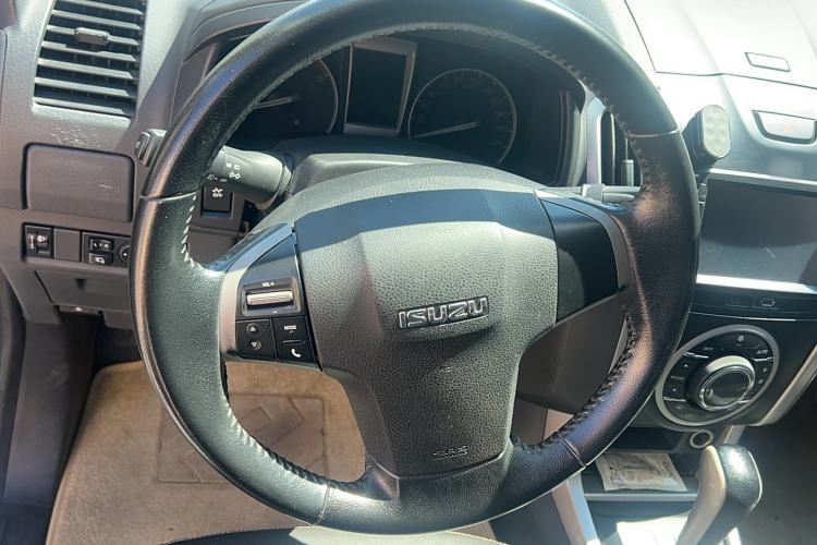 Used Isuzu D-MAX 2015 2.5T Four-Wheel Drive Automatic Ultra-Luxury Version 4JK1 Interior 5