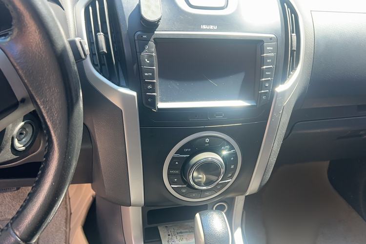 Used Isuzu D-MAX 2015 2.5T Four-Wheel Drive Automatic Ultra-Luxury Version 4JK1 Interior 6