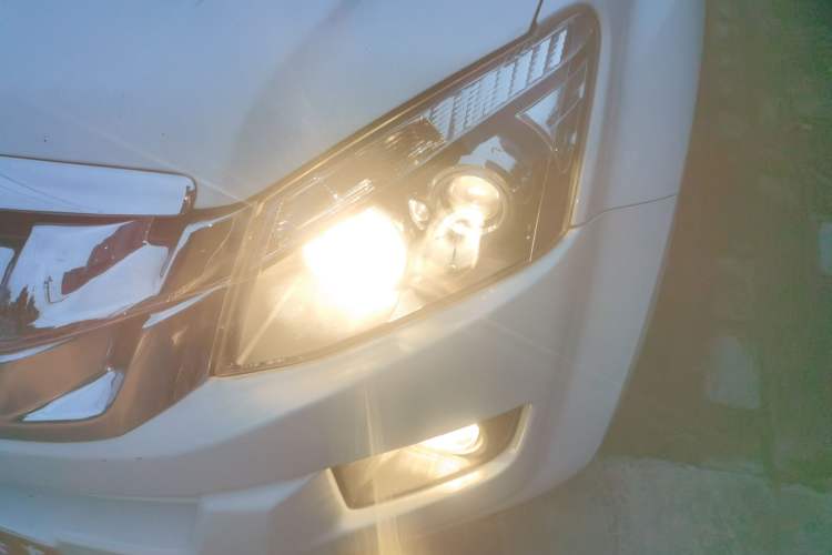 Used Isuzu D-MAX 2015 2.5T Two-Wheel Drive Manual High-Performance Base Version 4JK1 Left Front Headlight