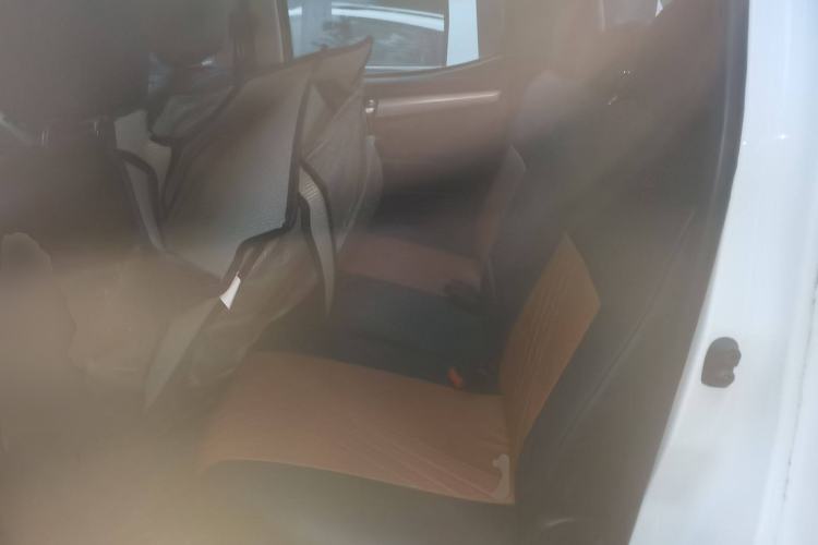 Used Isuzu D-MAX 2015 2.5T Two-Wheel Drive Manual High-Performance Base Version 4JK1 Left Rear Seat