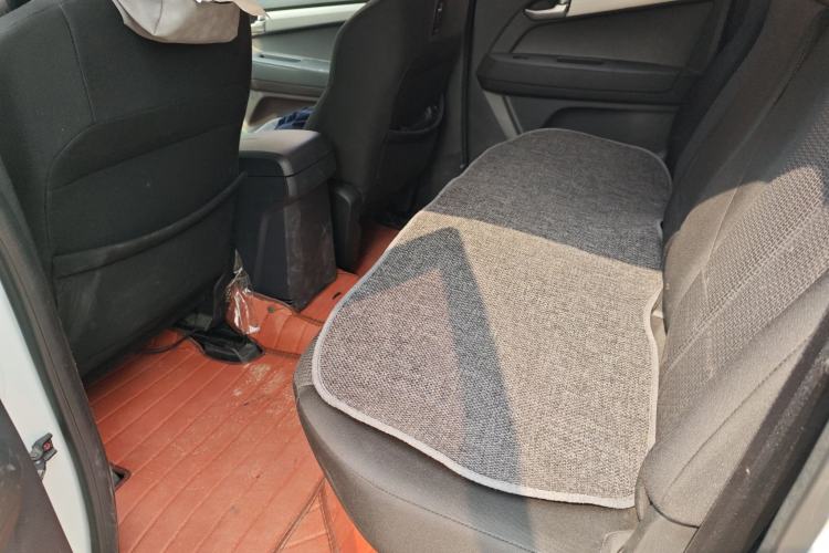 Used Isuzu D-MAX 2015 2.5T Two-Wheel Drive Automatic High-Performance Elite Version 4JK1 Left Rear Seat