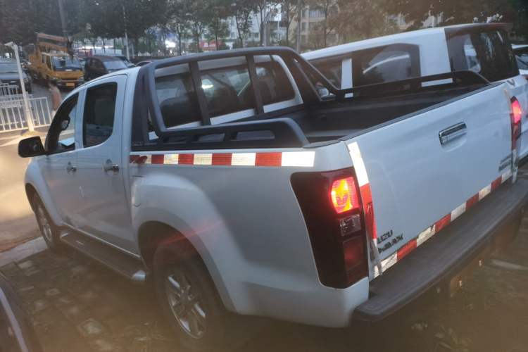 Used Isuzu D-MAX 2015 2.5T Two-Wheel Drive Manual High-Performance Base Version 4JK1 Left Side