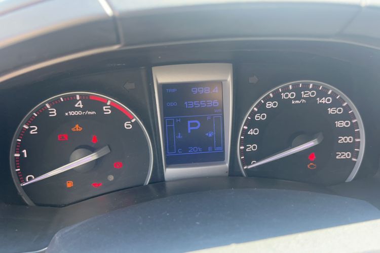 Used Isuzu D-MAX 2015 2.5T Four-Wheel Drive Automatic Ultra-Luxury Version 4JK1 Odometer Close Up