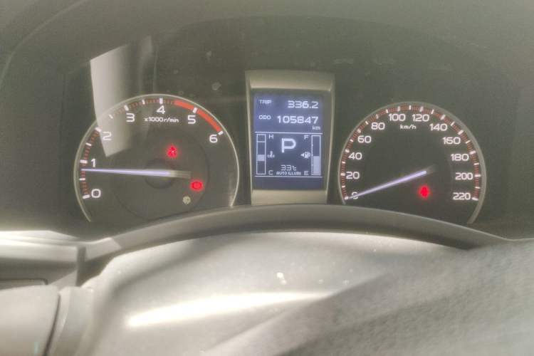Used Isuzu D-MAX 2015 2.5T Two-Wheel Drive Automatic High-Performance Elite Version 4JK1 Odometer Close Up