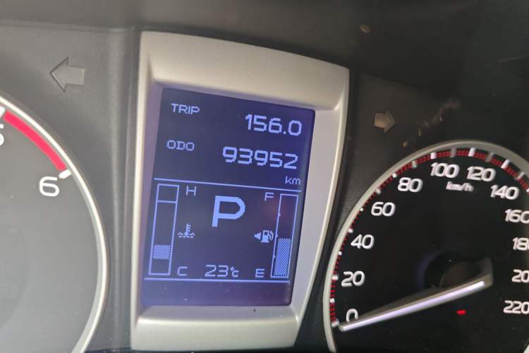 Used Isuzu D-MAX 2015 2.5T Two-Wheel Drive Automatic High-Performance Elite Version 4JK1 Odometer Close Up