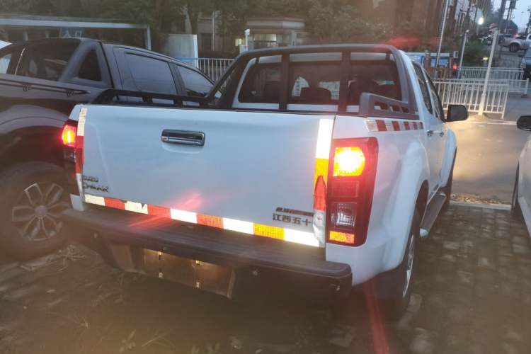 Used Isuzu D-MAX 2015 2.5T Two-Wheel Drive Manual High-Performance Base Version 4JK1 Rear Right 45 Deg