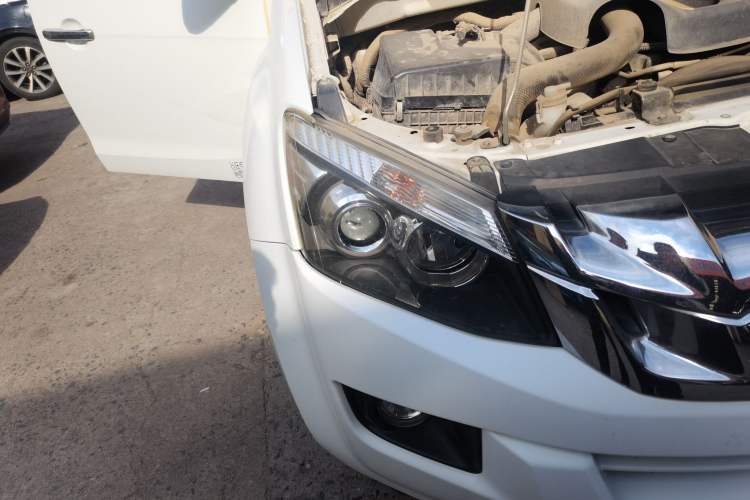 Used Isuzu D-MAX 2015 2.5T Two-Wheel Drive Manual High-Performance Base Version 4JK1 Right Front Headlight