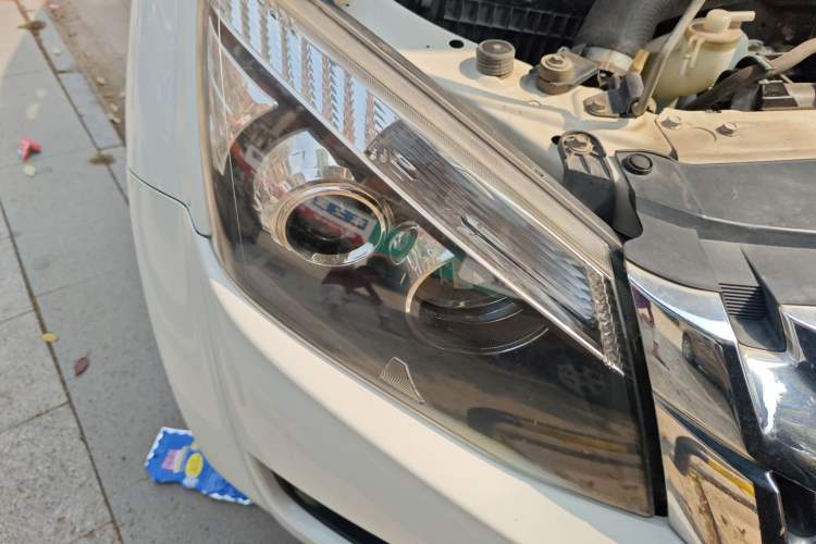 Used Isuzu D-MAX 2015 2.5T Two-Wheel Drive Automatic High-Performance Elite Version 4JK1 Right Front Headlight