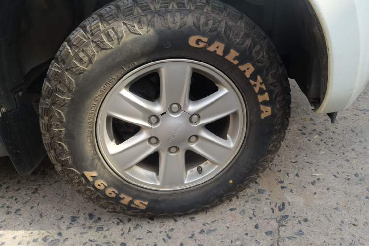 Used Isuzu D-MAX 2015 2.5T Two-Wheel Drive Manual High-Performance Base Version 4JK1 Right Front Wheel Hub