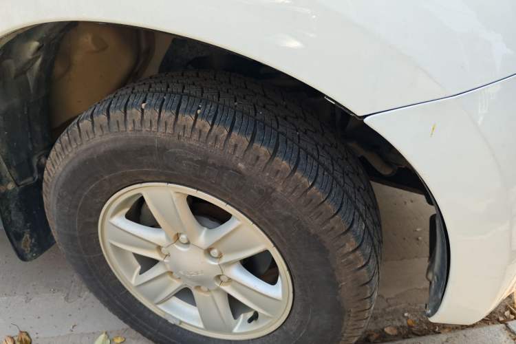 Used Isuzu D-MAX 2015 2.5T Two-Wheel Drive Automatic High-Performance Elite Version 4JK1 Right Front Wheel Hub