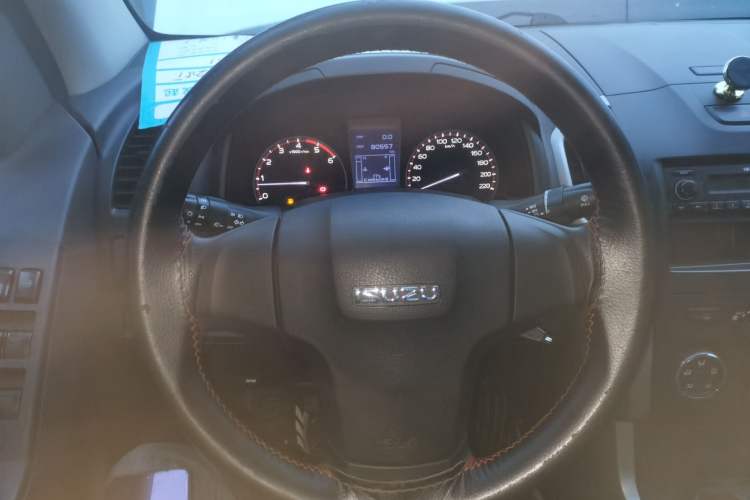 Used Isuzu D-MAX 2015 2.5T Two-Wheel Drive Manual High-Performance Base Version 4JK1 Steering Wheel
