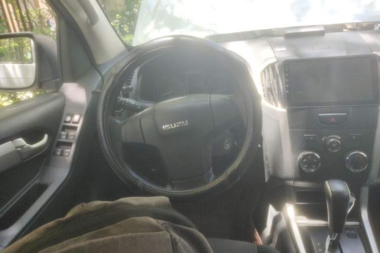 Used Isuzu D-MAX 2015 2.5T Two-Wheel Drive Automatic High-Performance Elite Version 4JK1 Steering Wheel