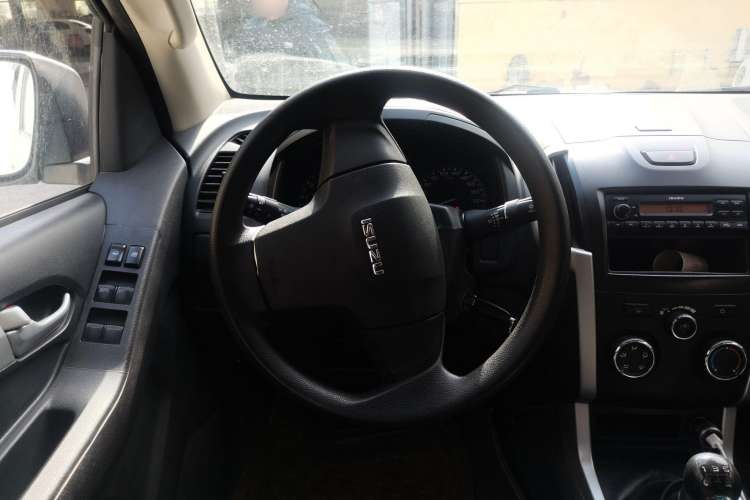 Used Isuzu D-MAX 2015 2.5T Two-Wheel Drive Manual High-Performance Base Version 4JK1 Steering Wheel
