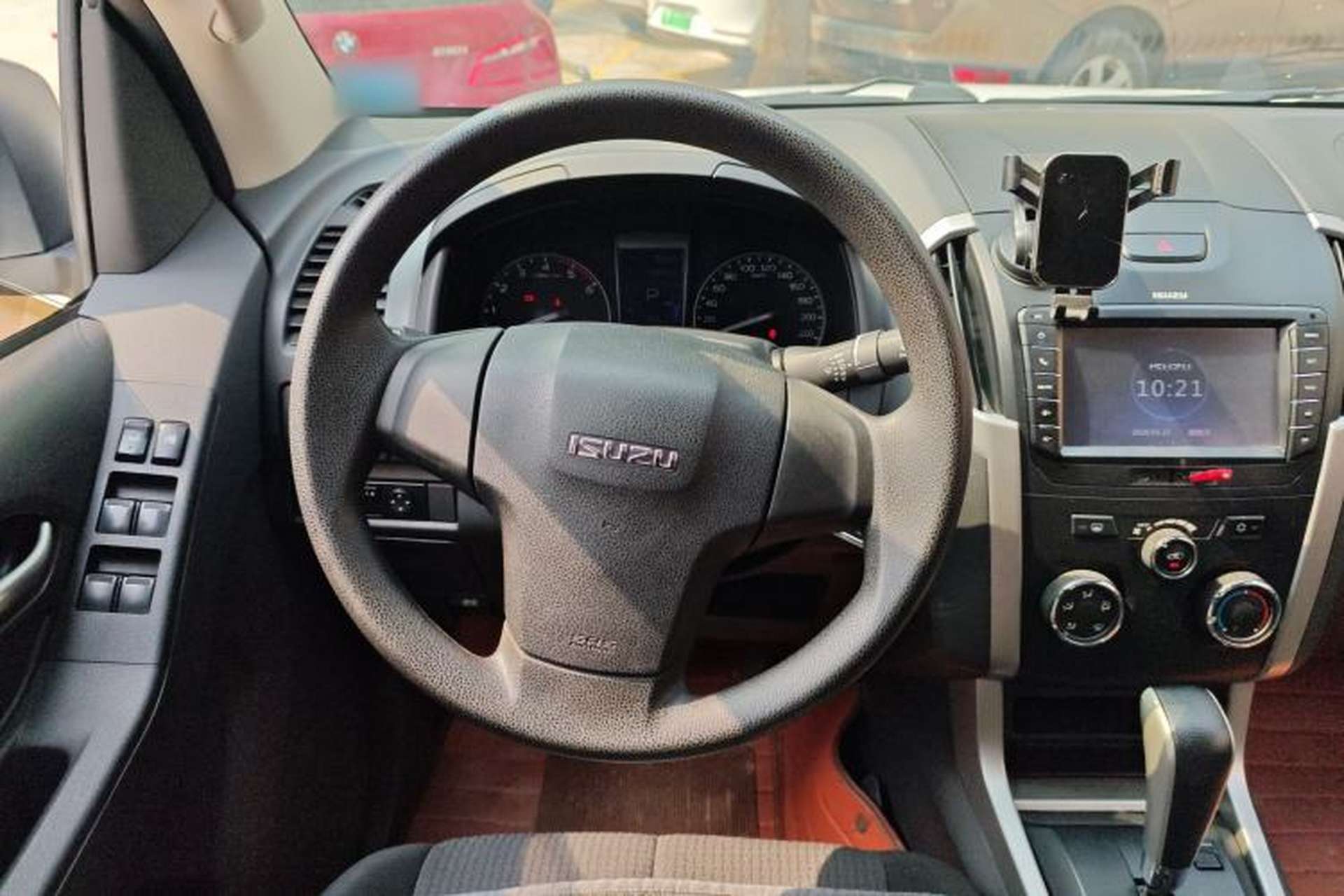 Used Isuzu D-MAX 2015 2.5T Two-Wheel Drive Automatic High-Performance Elite Version 4JK1 Steering Wheel