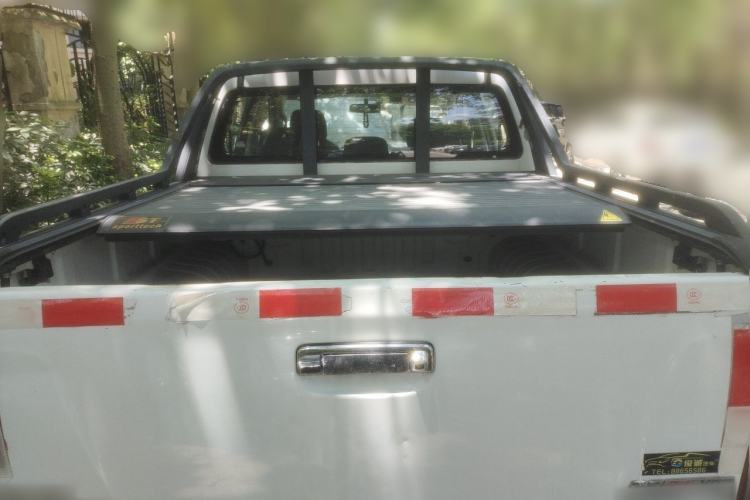 Used Isuzu D-MAX 2015 2.5T Two-Wheel Drive Automatic High-Performance Elite Version 4JK1 Trunk