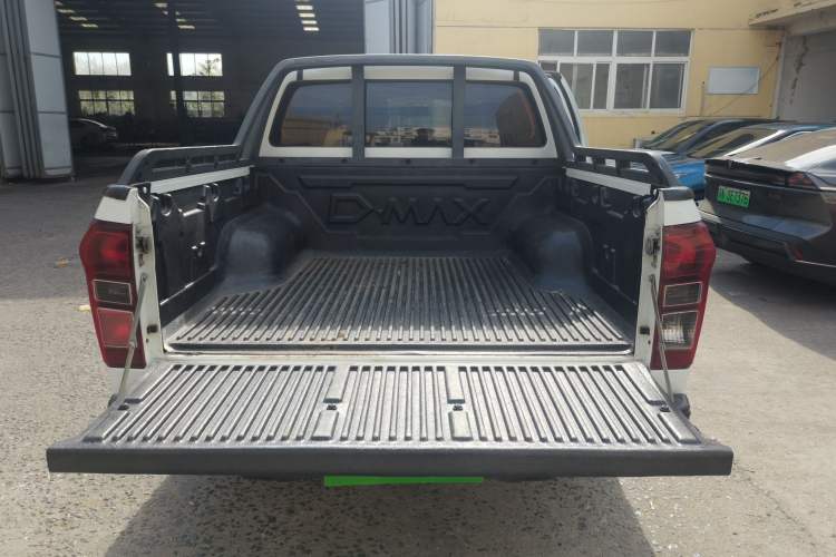 Used Isuzu D-MAX 2015 2.5T Two-Wheel Drive Manual High-Performance Base Version 4JK1 Trunk