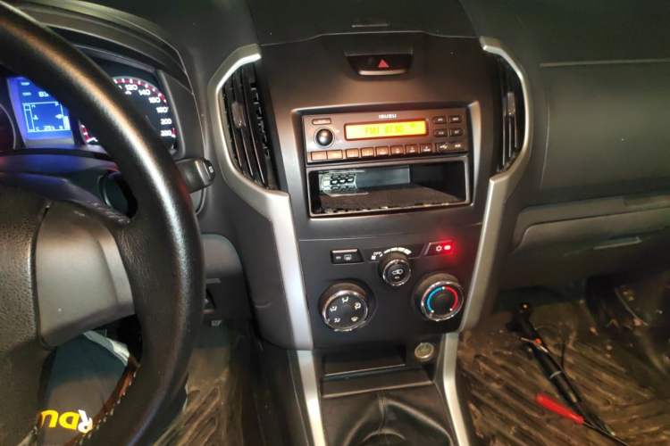 Used Isuzu D-MAX 2015 2.5T 4x4 Manual Base Version 4JK1 Audio And AC Panel