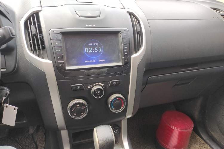 Used Isuzu D-MAX 2015 2.5T Two-Wheel Drive Automatic High-Performance Elite Version 4JK1 Audio And AC Panel
