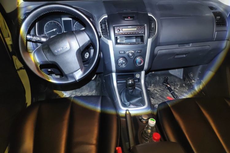 Used Isuzu D-MAX 2015 2.5T 4x4 Manual Base Version 4JK1 Center Console