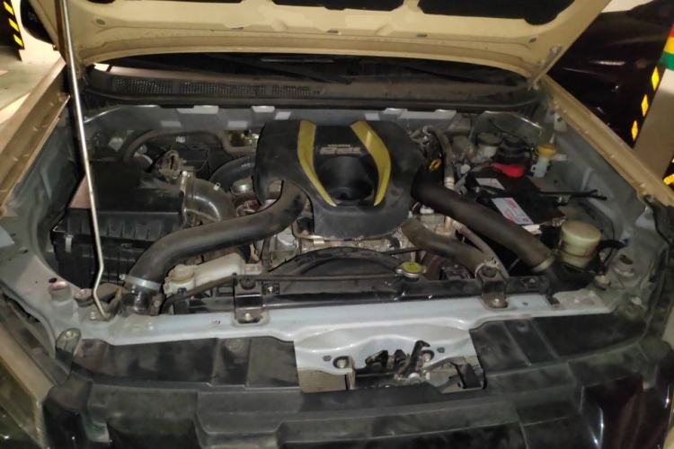 Used Isuzu D-MAX 2015 2.5T 4x4 Manual Base Version 4JK1 Engine Bay