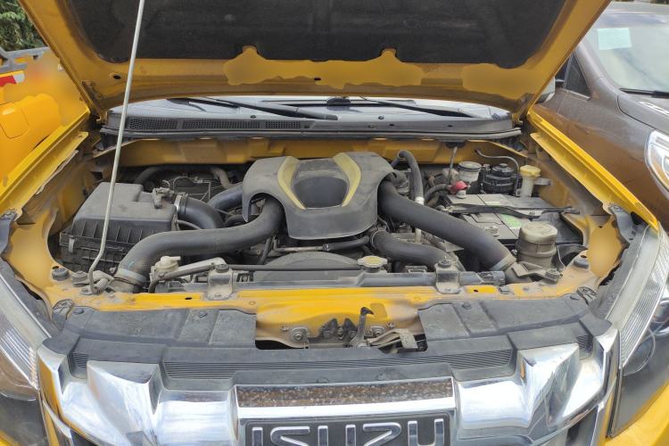 Used Isuzu D-MAX 2015 2.5T Two-Wheel Drive Automatic High-Performance Elite Version 4JK1 Engine Bay