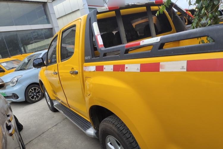 Used Isuzu D-MAX 2015 2.5T Two-Wheel Drive Automatic High-Performance Elite Version 4JK1 Exterior 3