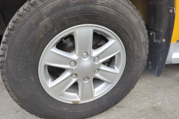 Used Isuzu D-MAX 2015 2.5T Two-Wheel Drive Automatic High-Performance Elite Version 4JK1 Exterior 7