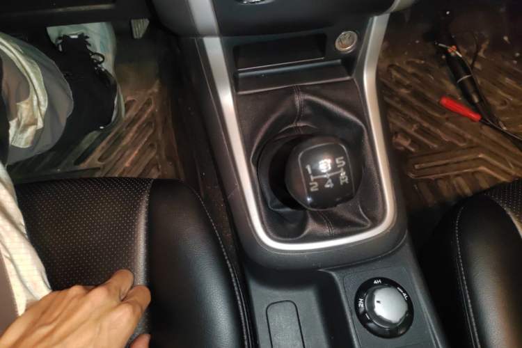 Used Isuzu D-MAX 2015 2.5T 4x4 Manual Base Version 4JK1 Gear Lever