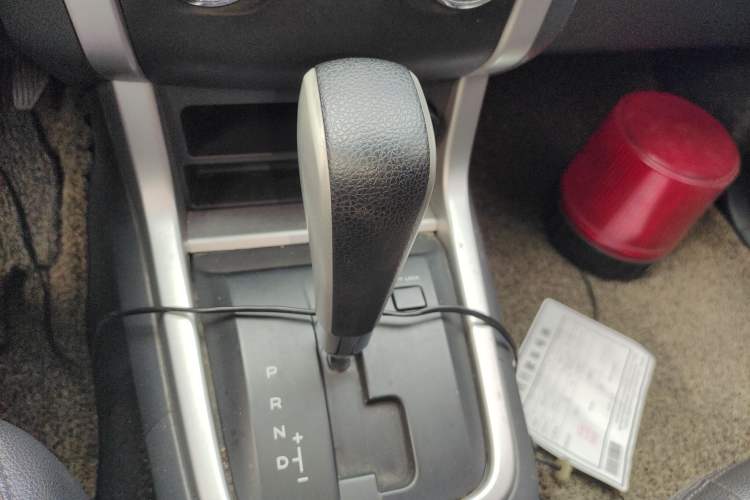 Used Isuzu D-MAX 2015 2.5T Two-Wheel Drive Automatic High-Performance Elite Version 4JK1 Gear Lever
