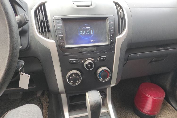 Used Isuzu D-MAX 2015 2.5T Two-Wheel Drive Automatic High-Performance Elite Version 4JK1 Interior 2