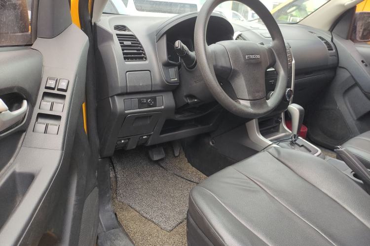 Used Isuzu D-MAX 2015 2.5T Two-Wheel Drive Automatic High-Performance Elite Version 4JK1 Interior 3