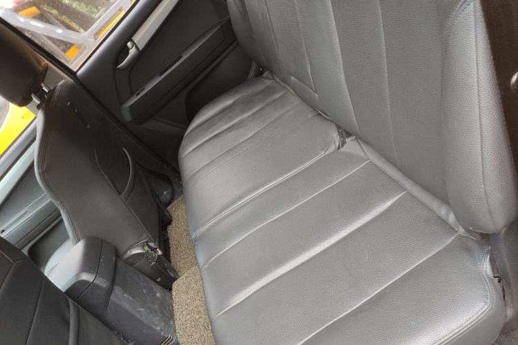 Used Isuzu D-MAX 2015 2.5T Two-Wheel Drive Automatic High-Performance Elite Version 4JK1 Interior 4