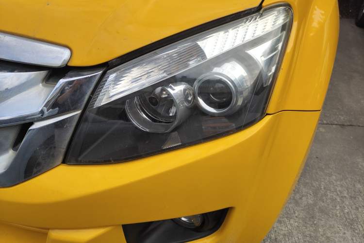 Used Isuzu D-MAX 2015 2.5T Two-Wheel Drive Automatic High-Performance Elite Version 4JK1 Left Front Headlight