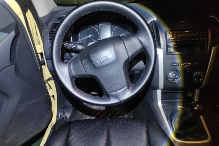 Used Isuzu D-MAX 2015 2.5T 4x4 Manual Base Version 4JK1 Steering Wheel