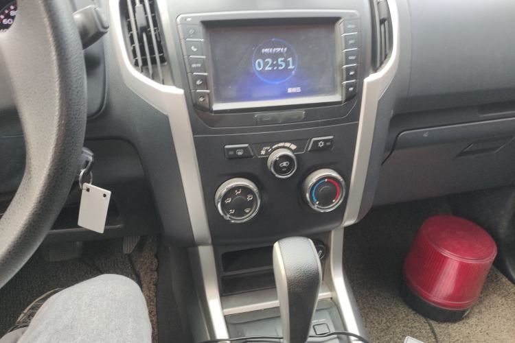 Used Isuzu D-MAX 2015 2.5T Two-Wheel Drive Automatic High-Performance Elite Version 4JK1 Steering Wheel