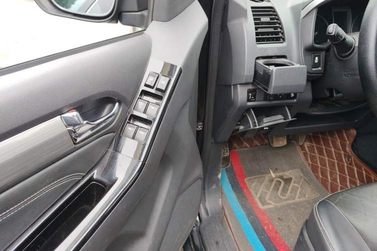 Used Isuzu D-MAX 2018 3.0T Four-Wheel Drive Automatic Ultra-Luxury Version 4JJ1-TC HI Driver Seat