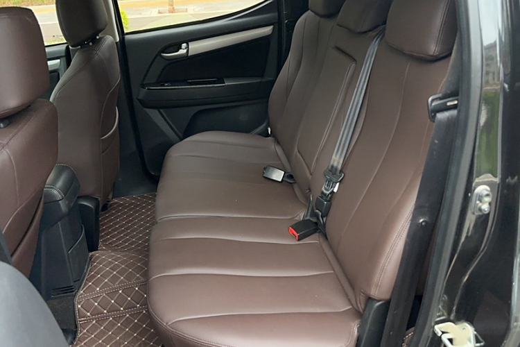 Used Isuzu D-MAX 2018 2.5T Four-Wheel Drive Base Version JE4D25Q5A Interior 5