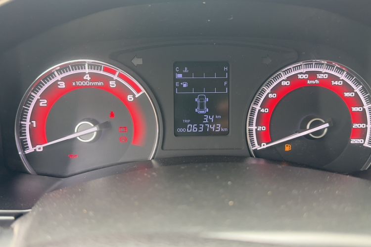 Used Isuzu D-MAX 2018 2.5T Four-Wheel Drive Base Version JE4D25Q5A Odometer Close Up